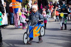 Das Muki/Vaki Turnen ist am Umzug durch Altishofen mit dabei. (Bild: Jakob Ineichen, Altishofen, 3. März 2019)