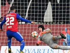 Der einzige Basler Sünder: Albian Ajeti scheitert in den Schlussminuten aus kurzer Distanz an Thuns Goalie Guillaume Faivre (Bild: KEYSTONE/WALTER BIERI)