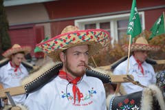 Stammgäste am Lütisburger Fasnachtsumzug: Die Trychler Fründä aus Mosnang. (Bild: Beat Lanzendorfer, 2. März 2019)