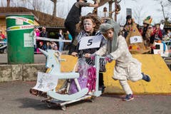 Auch die Tiere aus dem Zoo machen mit beim Scheesen- und Garettenrennen in Udligenswil. (Bild: Philipp Schmidli, 3. März 2019)