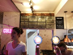 ...in einem Spezialitäten-Restaurant verkauft. Die Wurst kostet... (Bild: Sandro Zulian)
