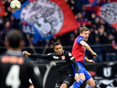Basels Aushilfs-Innenverteidiger Fabian Frei steigt höher als sein Gegenspieler Marvin Spielmann (Bild: KEYSTONE/WALTER BIERI)