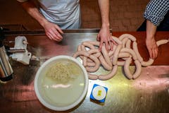 ...auf das Gramm genau stimmen. Nach dem Stossen werden die Enden geklipst und dann... (Bilder: Raphael Rohner)