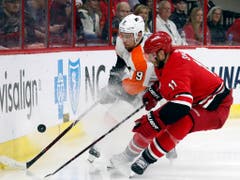 Carolina, das Team des Schweizers Nino Niederreiter, errang beim 5:2 gegen die Philadelpia Flyers einen wichtigen Sieg im Kampf um die Playoff-Teilnahme. Im Bild: Jordan Staal von Carolina (rechts) gegen Iwan Proworow von Philadelphia (Bild: KEYSTONE/FR27582 AP/CHRIS SEWARD)
