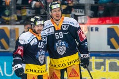 Lino Martschini und Dario Simion kurz nach dem Sieg gegen Lausanne. (Bild: KEYSTONE/Alexandra Wey, 30. März 2019)