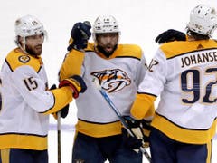P.K. Subban (Mitte) von den Nashville Predators freut sich mit Craig Smith (links) und Ryan Johansen über sein Tor im Schlussdrittel (Bild: KEYSTONE/AP/GENE J. PUSKAR)