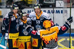 Die Zuger bejubeln das Tor zum 1:0. (Bild: KEYSTONE/Alexandra Wey, 30. März 2019)