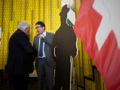 Parteipräsident Albert Rösti (rechts) und alt Bundesrat Christoph Blocher, aufgenommen an der Delegiertenversammlung der SVP Schweiz vom Samstag in Amriswil. (Bild: KEYSTONE/GIAN EHRENZELLER)
