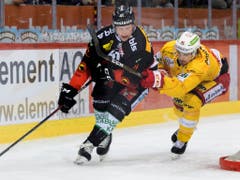 Saubere Mittel? Der Bieler Samuel Kreis hakt gegen Gregory Sciaroni (Bild: KEYSTONE/ANTHONY ANEX)