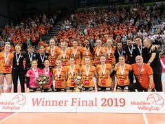 Das obligate Teamfoto nach dem Gewinn des ersten Cuptitels (Bild: KEYSTONE/ADRIEN PERRITAZ)