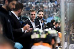 Zugs Trainer Dan Tangnes und Assistenztrainer Josh Holden verfolgen das Spiel. (Bild: Claudio Thoma/freshfocus, 30. März 2019)