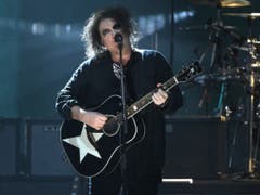 Robert Smith, von der Band The Cure, spielte am Freitag in New York während einer Auszeichnung auf seiner Gitarre. (Bild: KEYSTONE/AP Invision/EVAN AGOSTINI)