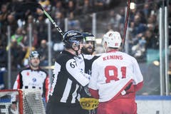 Zugs Dominik Schlumpf und Lausannes Ronalds Kenins diskutieren mit dem Schiedsrichter. (Bild: Claudio Thoma/freshfocus, 30. März 2019)