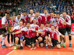 Nein, das sind nicht die Cupsieger aus Amriswil, sondern die Verlierer von Züri Unterland! Der Underdog aus der NLB gewann gegen den haushohen Favoriten immerhin einen Satz und zeigte sich entsprechend zufrieden (Bild: KEYSTONE/ADRIEN PERRITAZ)