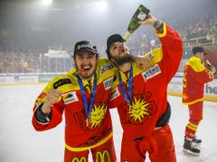 ... und zünden die Meister- und Aufstiegszigarren an (Bild: KEYSTONE/SALVATORE DI NOLFI)