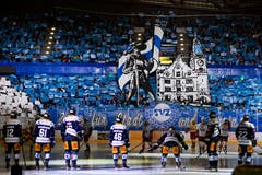 Die Zuger feiern den 5:0-Sieg mit ihren Fans. (Bild: KEYSTONE/Alexandra Wey, 30. März 2019)