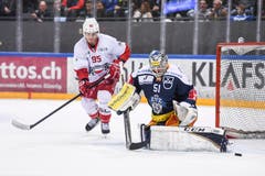 Zugs Torhüter Tobias Stephan verteidigt sein Tor. (Bild: Claudio Thoma/freshfocus, 30. März 2019)