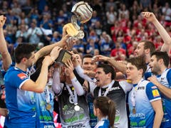 Amriswils Volleyballer jubeln über den Cupsieg (Bild: KEYSTONE/ADRIEN PERRITAZ)