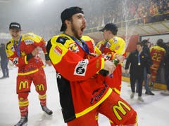 Die Spieler des HC Sierre lassen die Korken knallen... (Bild: KEYSTONE/SALVATORE DI NOLFI)