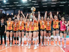 Die Neuenburger Volleyballerinnen jubeln über ihren Cupsieg (Bild: KEYSTONE/ADRIEN PERRITAZ)