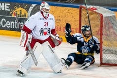 Lausannes Goalie Sandro Zurkirchen und Zugs Raphael Diaz tauschen die Positionen. (Bild: KEYSTONE/Alexandra Wey, 30. März 2019)