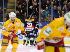 Während sich die Berner nach Andrew Ebbetts 1:0 zum Torjubel finden, müssen sich die Bieler zuerst fangen (Bild: KEYSTONE/ANTHONY ANEX)