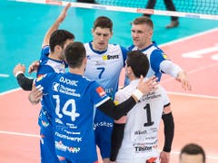 Die Amriswiler Volleyballer feierten den sechsten Cupsieg der Vereinsgeschichte (Bild: KEYSTONE/ADRIEN PERRITAZ)