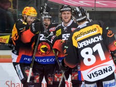 Befreiter Jubel der Berner (von links): Simon Moser, Andrew Ebbett, Calle Andersson, Thomas Ruefenacht (Bild: KEYSTONE/ANTHONY ANEX)