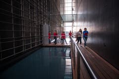 Das Team aus Gelflingen «Nerds vs. Cool Kids» macht sich mit ihrer Leiterin auf den Weg zum Auftritt. (Bild: Roger Grütter, Luzern, 30. März 2019)