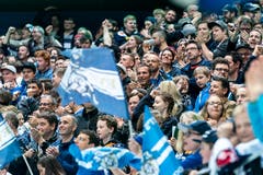 Die Zuger Fans freuen sich nach dem deutlichen Sieg. (Bild: KEYSTONE/Alexandra Wey, 30. März 2019)