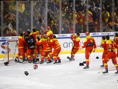Die Spieler des HC Sierre jubeln: Nach sechs Jahren kehren die Walliser in die Swiss League zurück (Bild: KEYSTONE/SALVATORE DI NOLFI)