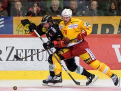 Beat Gerber (links) vom SC Bern setzt sich hier gegen den Bieler Marc-Antoine Pouliot durch (Bild: KEYSTONE/ANTHONY ANEX)