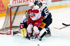 Zugs Torhüter Tobias Stephan, wehrt sich gegen die Lausanner. (Bild: KEYSTONE/Alexandra Wey, 30. März 2019)