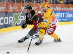 Noch ein Zweikampf mit Haken und Ösen: Berns Andre Heim (links) gegen den Bieler Topskorer Jason Fuchs (Bild: KEYSTONE/PPR/ANTHONY ANEX)