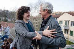 Stadtrat Adrian Borgula (Grüne) gratuliert Korintha Bärtsch (Grüne) zum Wahlergebnis. (Bild: Philipp Schmidli)