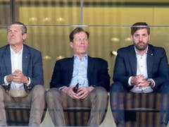 Gemischte Gefühle auch bei GC-Präsident Stephan Rietiker, der sich die Partie an der Seite seines Vorgängers Stephan Anliker und CEO Manuel Huber zu Gemüte führt (Bild: KEYSTONE/MELANIE DUCHENE)