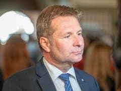 Die Enttäuschung ist ihm ins Gesicht geschrieben: Der parteilose Finanzdirektor Marcel Schwerzmann verpasste das absolute Mehr und muss in den zweiten Wahlgang steigen. (Bild: KEYSTONE/URS FLUEELER)