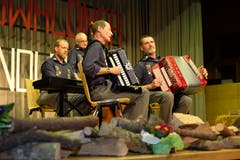 Das Handorgelduo Waser-Käslin mit Begleitung.