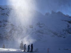 Der Saisonbeginn war vor allem für die Innerschweizer Skigebiete schwierig. Ohne Beschneiung - wie hier im Skigebiet Titlis oberhalb von Engelberg - wäre Skifahren im Dezember vielerorts nicht möglich gewesen. (Bild: Keystone/ALEXANDRA WEY)