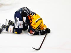 Tim Coffman, Topskorer von La Chaux-de-Fonds, möchte im Eis versinken - seit 137:15 Minuten brachte sein Team gegen Langenthal kein Tor mehr zu Stande (Bild: KEYSTONE/SALVATORE DI NOLFI)