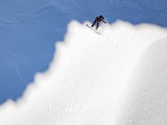 Auch für die Profis stimmten die Verhältnisse - hier eine Snowborderin bei der Verbier Xtreme Freeride World Tour in Verbier VS. (Bild: Keystone/VALENTIN FLAURAUD)
