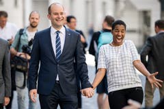 Regierungsrat Fabian Peter (FDP) und seine Frau Debby freuen sich über das Wahlergebnis. (Bild: Philipp Schmidli)
