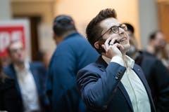 Die Wahlresultate werden im Regierungsgebäude Luzern auf einer Leinwand veröffentlicht. (Bild: Philipp Schmidli)