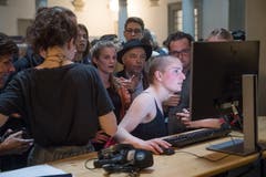 Die jungen Grünen verfolgen die Resultate. (Bild: Boris Bürgisser)