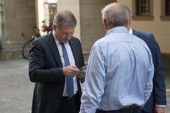 Regierungsratskandidat Marcel Schwerzmann vor dem Gebäude. (Bild: Boris Bürgisser)