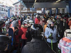 Grosser Andrang bei der Talstation des Matterhorn-Express von Zermatt VS zum Trockenen Steg. (Bild: Keystone/CHRISTIAN BEUTLER)