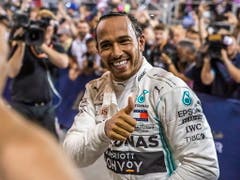 Daumen hoch: Dank seinem 74. GP-Sieg nähert sich Lewis Hamilton in der WM-Gesamtwertung Leader Valtteri Bottas bis auf einen Punkt (Bild: KEYSTONE/EPA/SRDJAN SUKI)