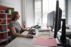 Sie ist eine von 20 Personen, bei der die telefonischen Ergebnisse aus den Gemeinden zusammenlaufen: Irene Wallimann. (Bild: Boris Bürgisser)
