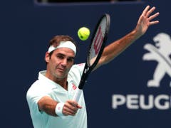 Roger Federer pariert die Service-Geschosse von John Isner stilsicher (Bild: KEYSTONE/AP/LYNNE SLADKY)