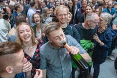 Da wird gleich schwungvoll die Champagner-Flasche geöffnet. (Bild: Urs Flüeler / Keystone)